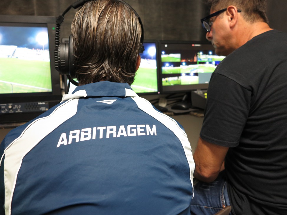 Leia mais sobre o artigo Efeito mão-de-Jô: CBF anuncia que vai utilizar Árbitro de Vídeo “o quanto antes”