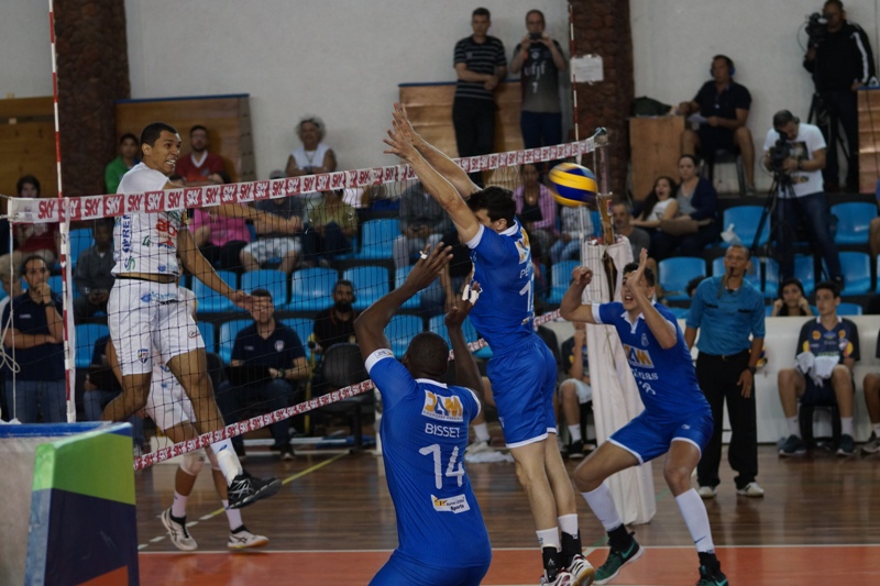 Leia mais sobre o artigo Na estreia em casa em jogos oficiais na temporada, JF Vôlei perde para o Minas