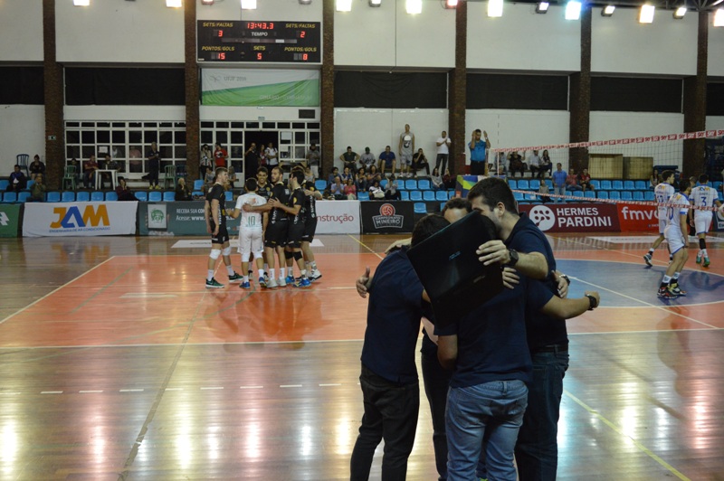 Leia mais sobre o artigo JF Vôlei faz 3 sets a 2 sobre o Minas e Furtado vê “evolução técnica” da equipe