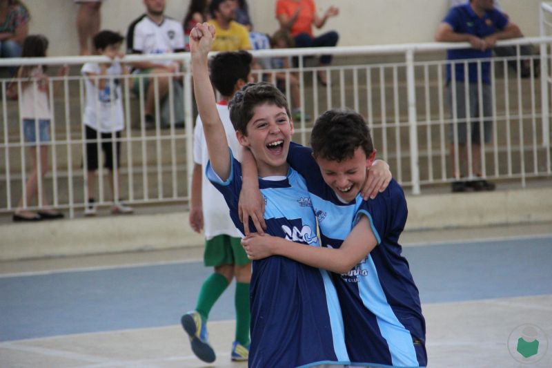 Leia mais sobre o artigo Bem “família” e em alto astral. Veja, com dezenas de fotos, como começou a 5ª Copa Toque de Bola de Futsal