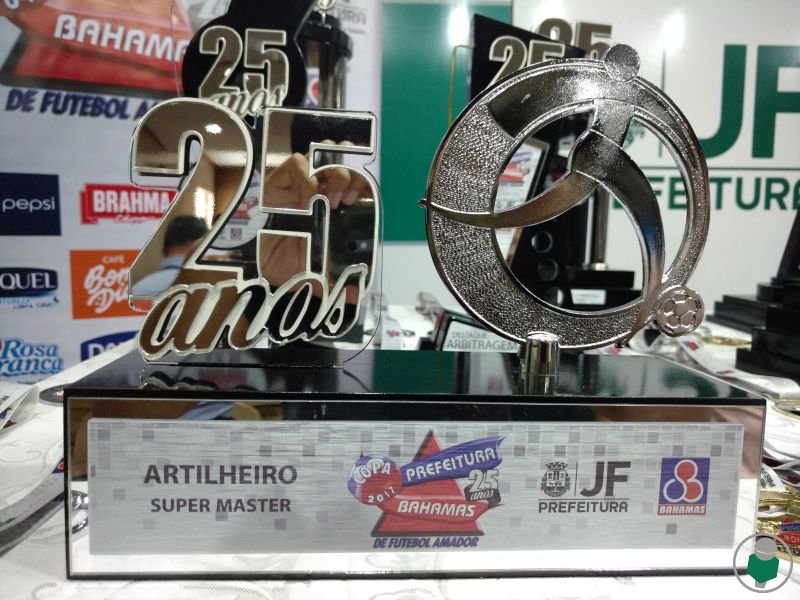 Leia mais sobre o artigo Em clima descontraído, Copa Prefeitura Bahamas de Futebol Amador apresenta Troféus 25 Anos. Veja fotos