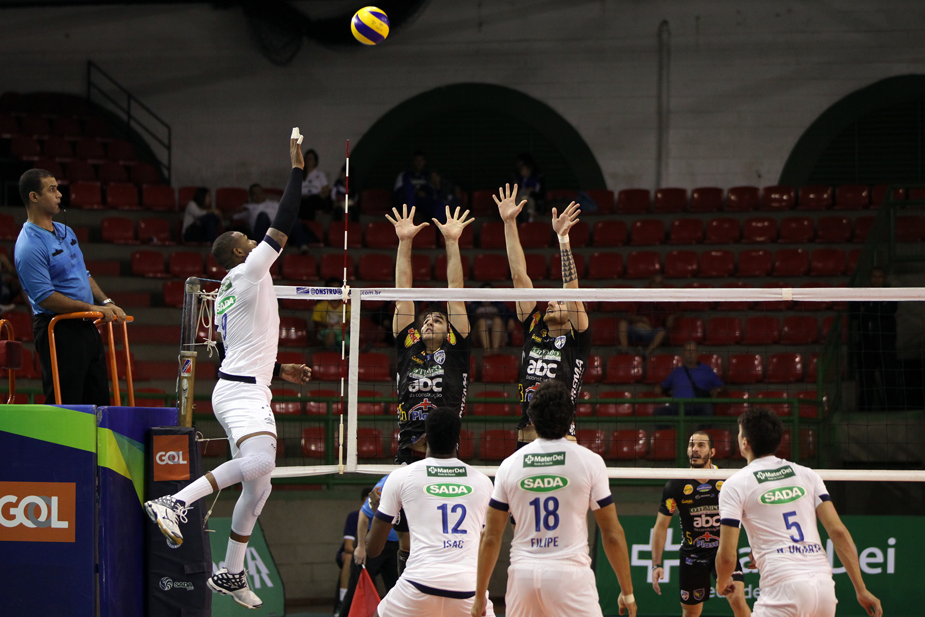 Leia mais sobre o artigo Furtado vê JF Vôlei fortalecido após novo duelo com Sada e já convoca torcida para estreia na Superliga