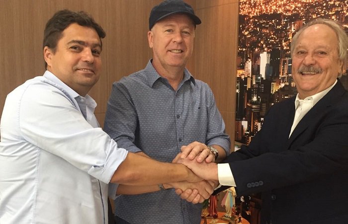 Leia mais sobre o artigo Mano Menezes renova contrato por dois anos com Cruzeiro