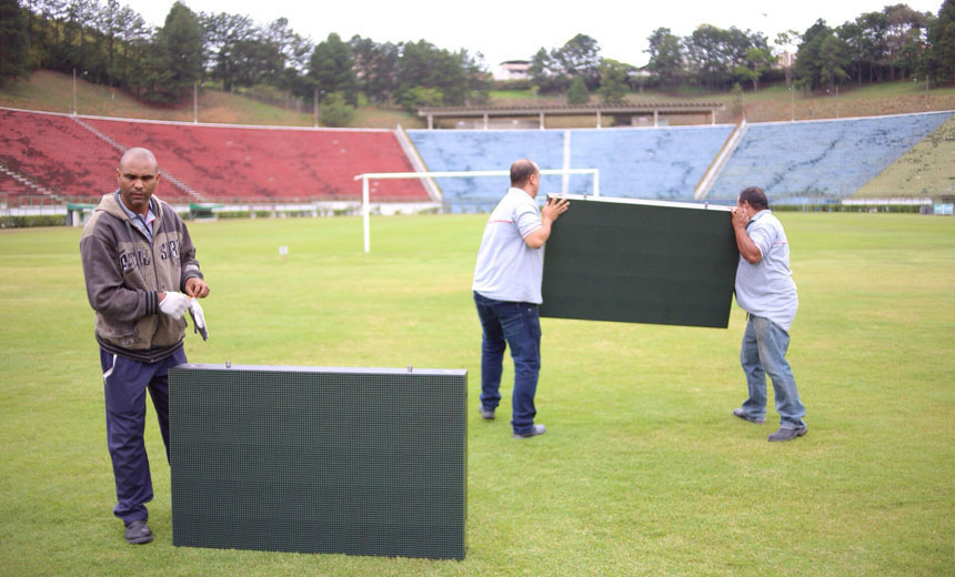 Leia mais sobre o artigo Estádio Municipal Radialista Mário Helênio: começa a instalação do placar eletrônico. Veja outras obras