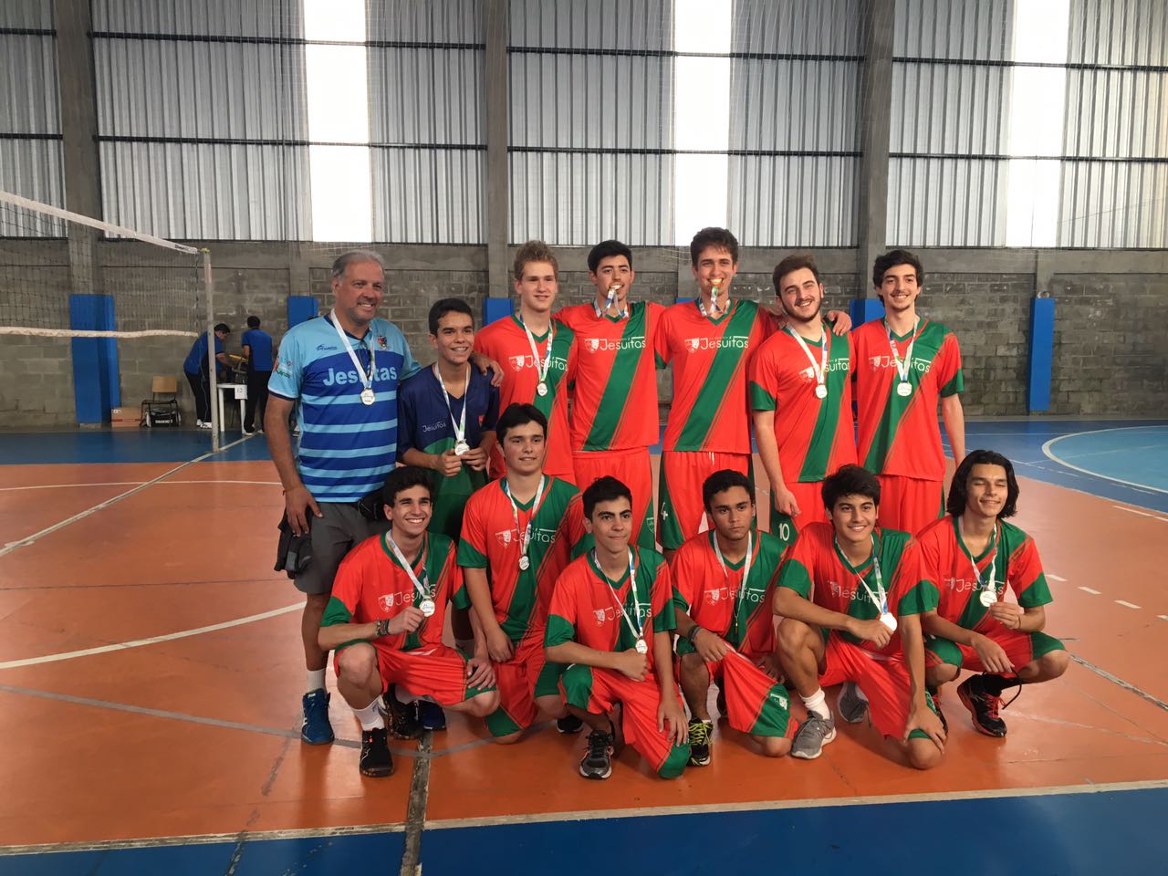 Leia mais sobre o artigo Intercolegiais: professor Tidinho comemora brilho do Jesuítas no vôlei. Veja fotos e nomes de todos campeões