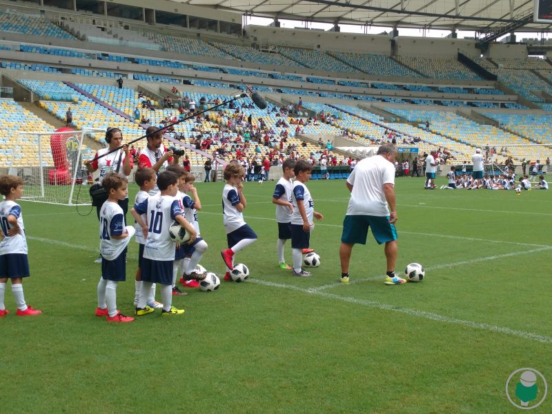 Leia mais sobre o artigo Clínica com Zico no Maracanã une diferentes gerações em torno do sonho do futebol. Veja fotos