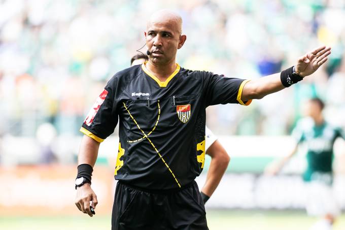 Leia mais sobre o artigo ‘Pra mim, ele toca na bola, mas a decisão é sua’”. Veja explicação de lance polêmico na final paulista