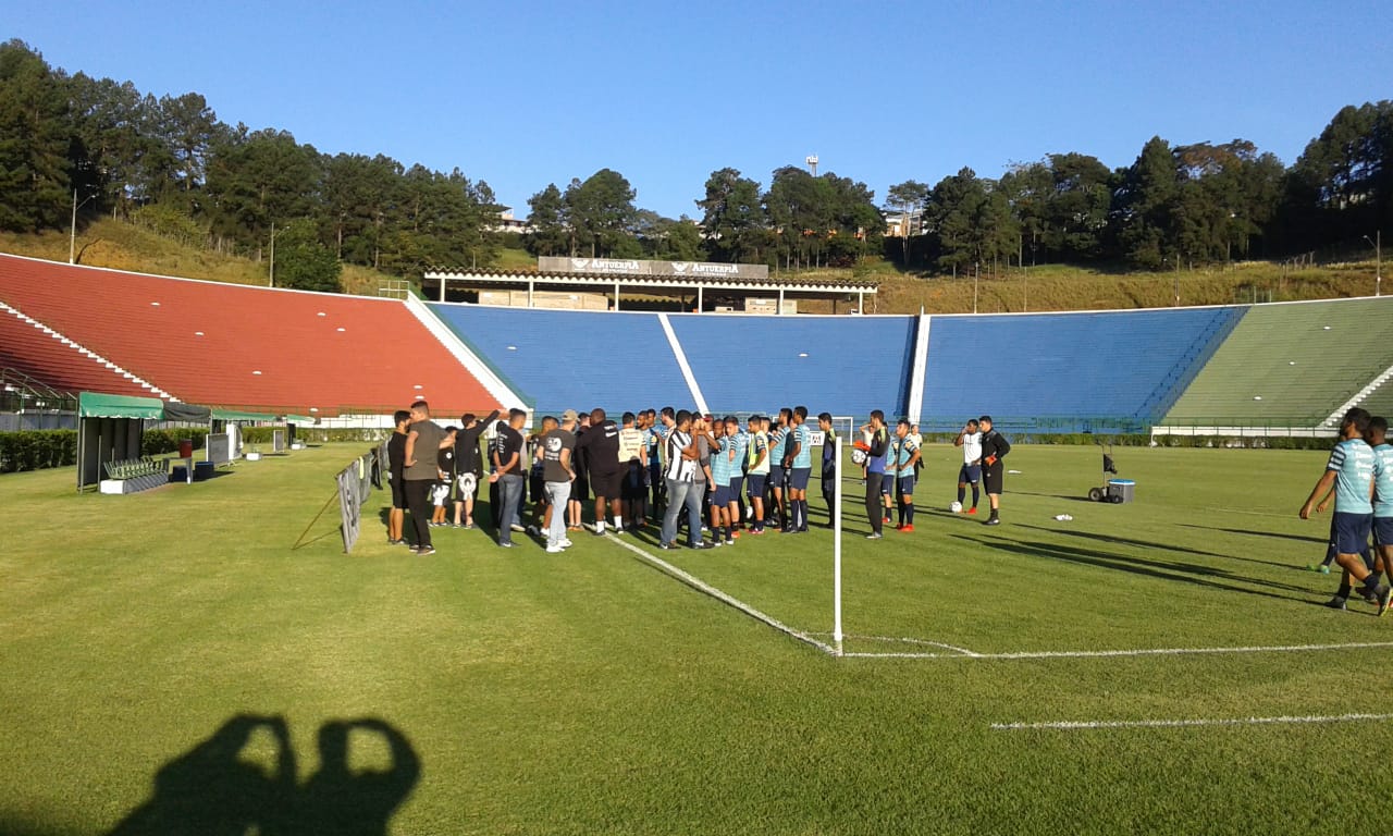 Leia mais sobre o artigo Deu BO! Torcedores invadem treino do Tupi