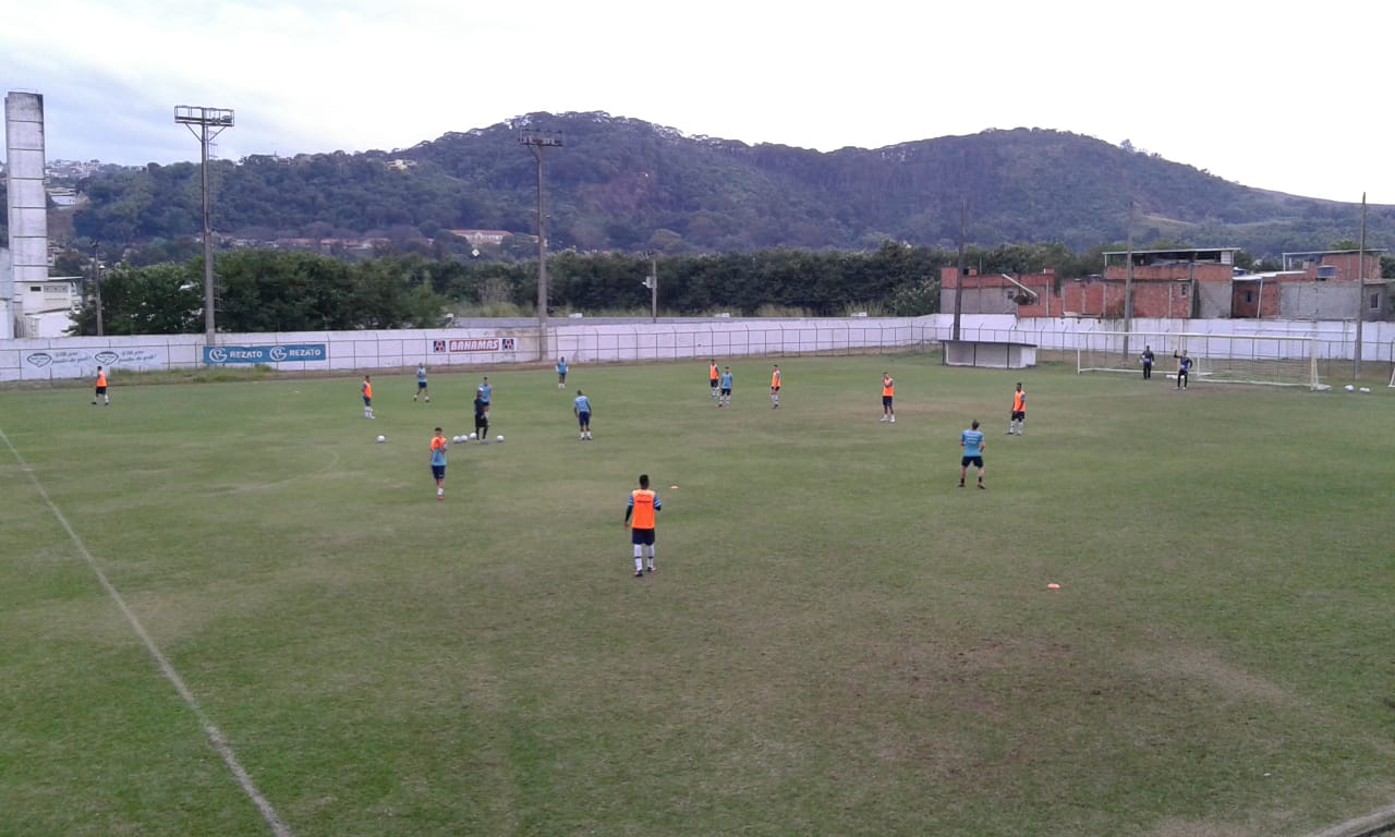 Leia mais sobre o artigo Susto! Parapente faz pouso forçado no Estádio Salles Oliveira