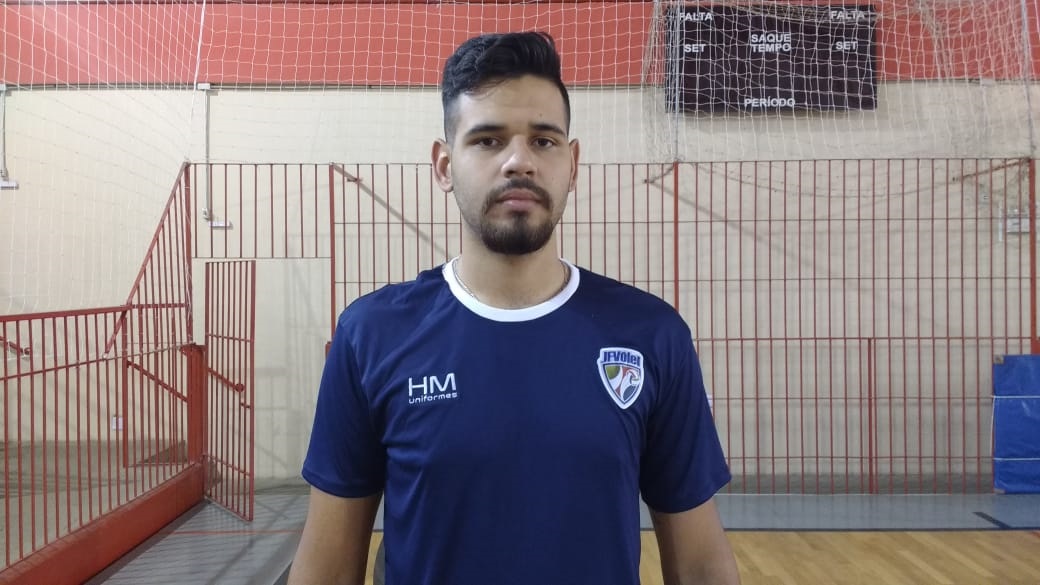 Leia mais sobre o artigo Vai e vem! JF Vôlei perde um oposto, mas apresenta outro, de 2,10m!