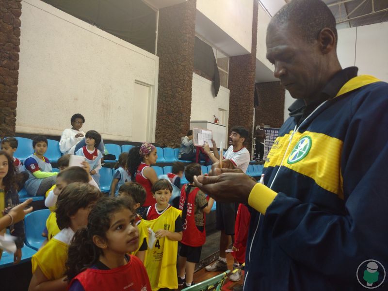 Leia mais sobre o artigo Gerson em quadra e ginásio cheio de vida: o basquete pulsa com vibração