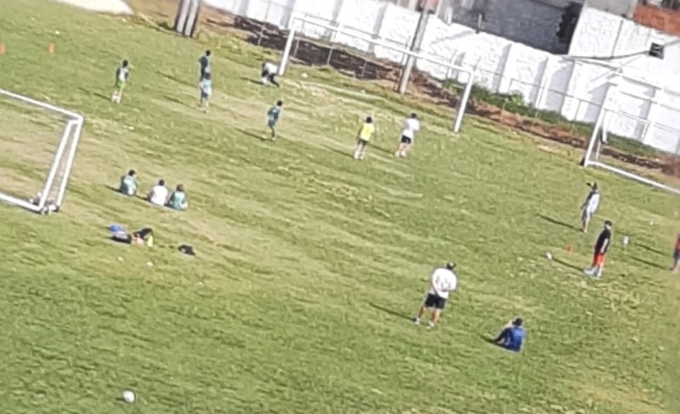 Leia mais sobre o artigo Pode isso? Bola rola em Santa Terezinha