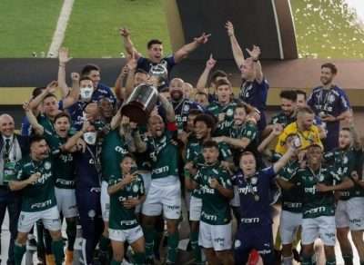 Leia mais sobre o artigo Nos acréscimos do 2º tempo, Palmeiras leva a Libertadores!