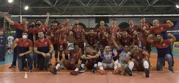 Leia mais sobre o artigo É SUPERLIGA! JF Vôlei sofre, vence Aero de virada e está na final