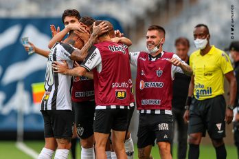 Vargas comemora o gol da vitória com o banco
