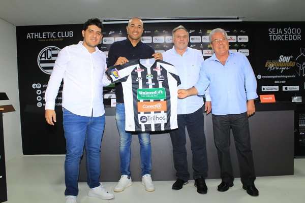 Leia mais sobre o artigo Professor Camisa 9: Roger assume o comando do Athletic Club