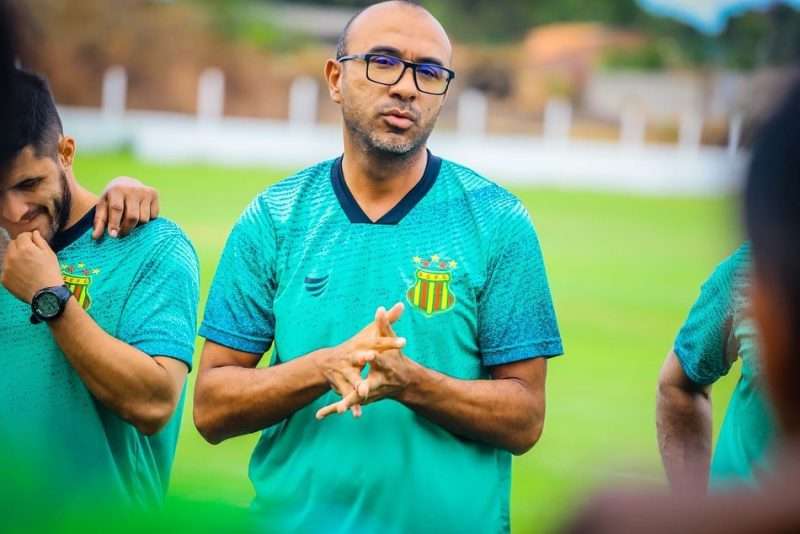 Leia mais sobre o artigo Surian tem ano de consolidação, eleito melhor do Carioca e fazendo estreia na Série B!
