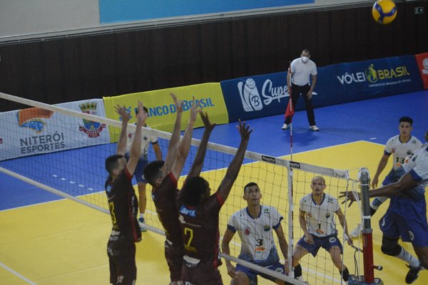 Leia mais sobre o artigo Contraste de emoções: técnicos analisam JF Vôlei 0 x 3 Niterói Vôlei