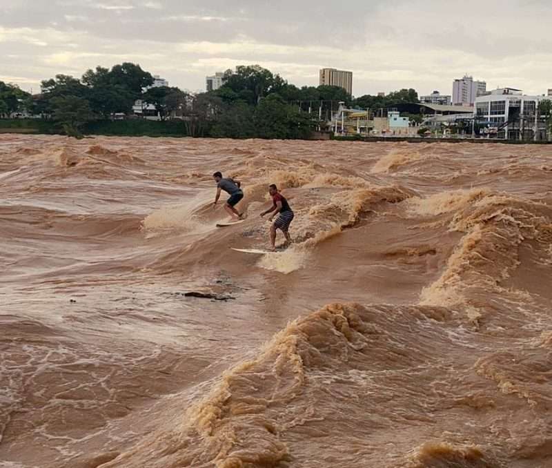 Leia mais sobre o artigo Nas ondas do Rio Doce! Pioneiro conta a história do surf a mais de 300km do mar