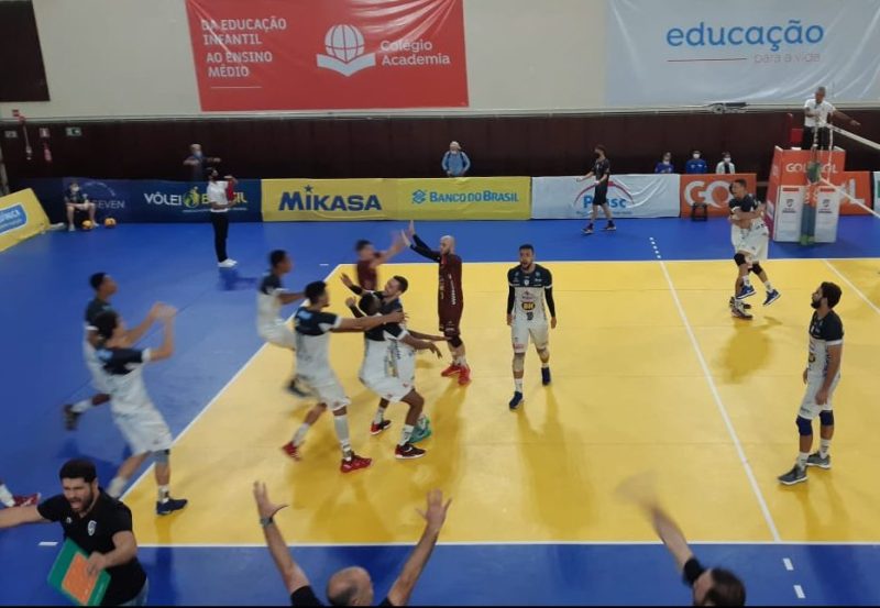 Leia mais sobre o artigo No tie break! Após sofrer com saques táticos, JF Vôlei arranca vitória sobre Vôlei Futuro