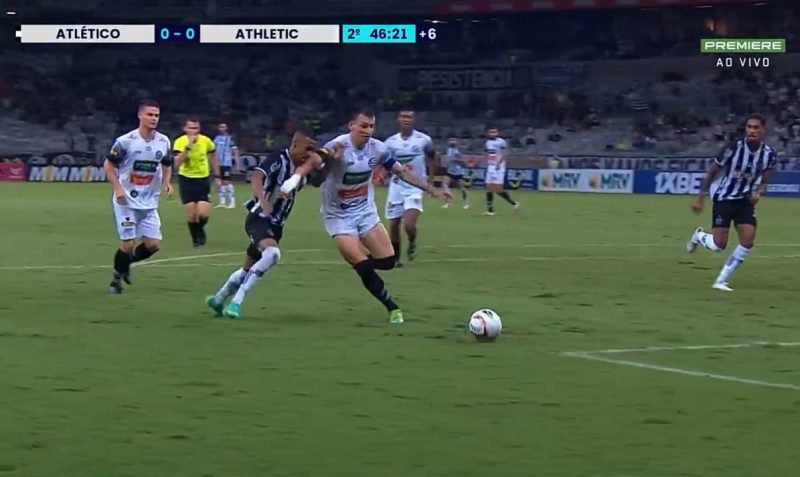 Leia mais sobre o artigo Pênalti? Álvaro Quelhas analisa lance polêmico de Atlético-MG 1 x 0 Athletic