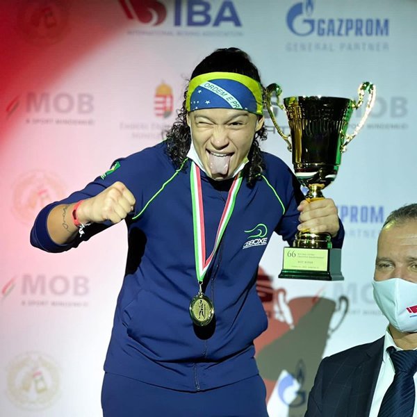 Leia mais sobre o artigo Em categoria diferente, Bia Ferreira é campeã em torneio na Hungria