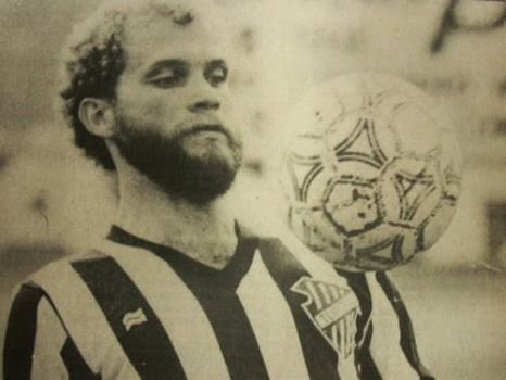 Leia mais sobre o artigo Adeus, Diabo Loiro! Morre ex-atacante Sidney, lembrado como craque do Tupi de 1985