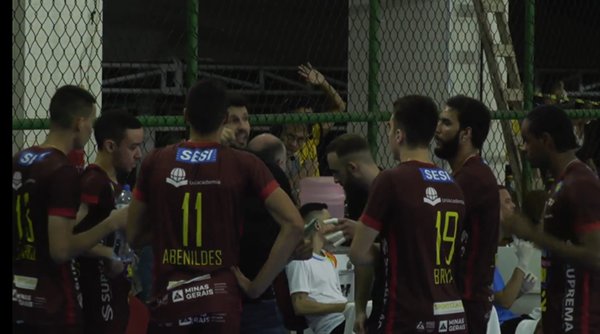 Leia mais sobre o artigo Com meio time passando mal, JF Vôlei se supera, mas perde para o Instituto Cuca