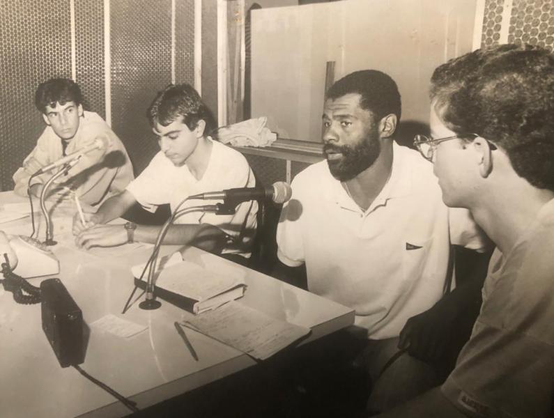 Leia mais sobre o artigo Sair do estádio correndo e ligar, da casa do vizinho, para a emissora? Histórias VERÍDICAS do rádio!