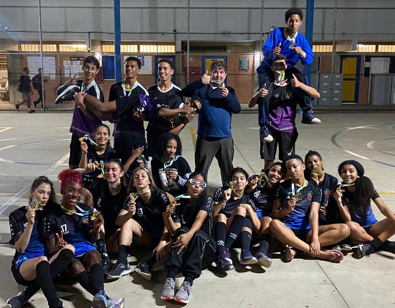 Leia mais sobre o artigo Toque nos Intercolegiais: Escola Estadual Nyrce Villa Verde Coelho Magalhães brilha no handebol
