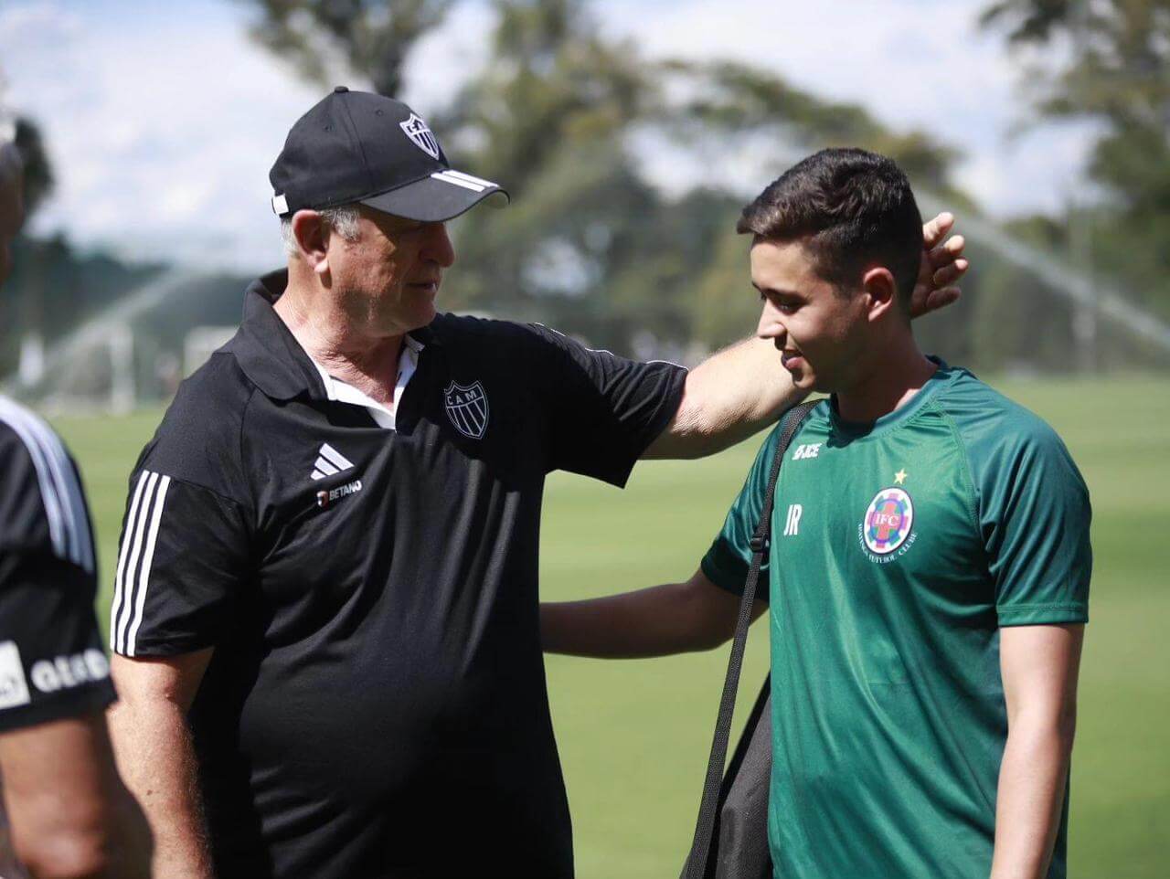 Leia mais sobre o artigo Ayupe Júnior e Felipão: as voltas do mundo da bola em nosso canal no Youtube