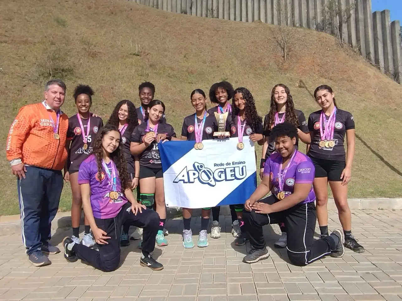 Leia mais sobre o artigo Handebol feminino sub-14 do Colégio Apogeu representa Minas nos JEBS