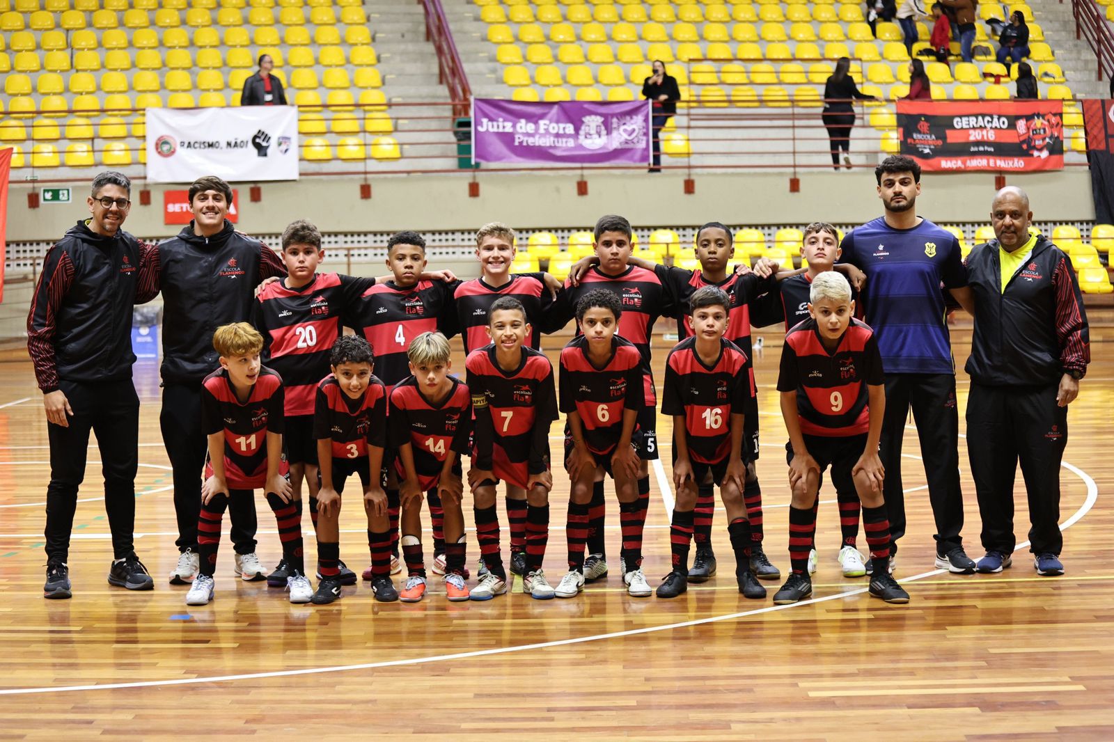 Leia mais sobre o artigo Futsal: Escola Fla avança em duas faixas de idade no Estadual